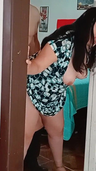 Děvka mé ženy je přibita ke dveřím manžela ve sprše