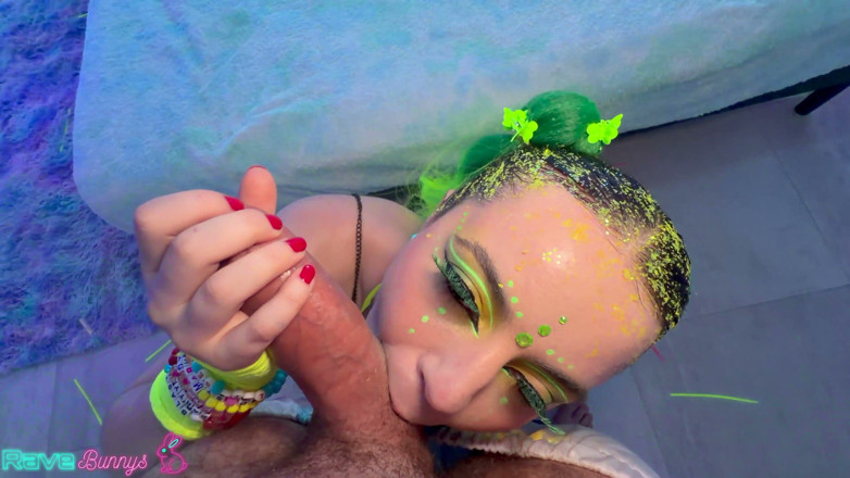 Rave Bunnys: Kylie Quinn se dusí Brianovým Omallyho penisem, zatímco jí neonově...