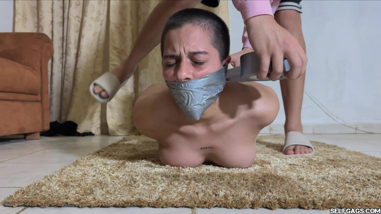 Selfgags Latina Bondage: Haar eerste keer in bondage was deze krankzinnige hogtie