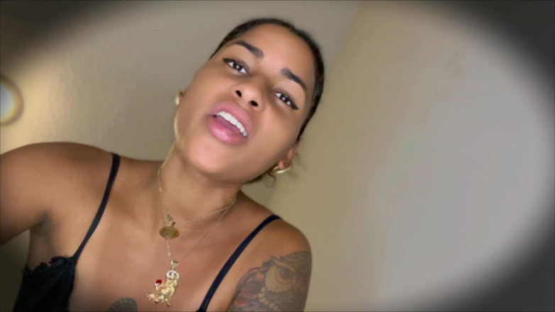 Mya Mula Goddess: 침을 뱉고 침례