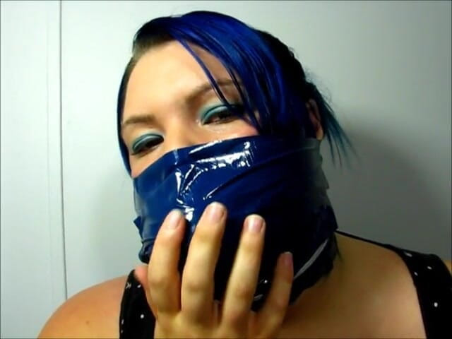 Selfgags classic: ¡Layla se convierte en otra mordaza cruel, apretada y masiva...