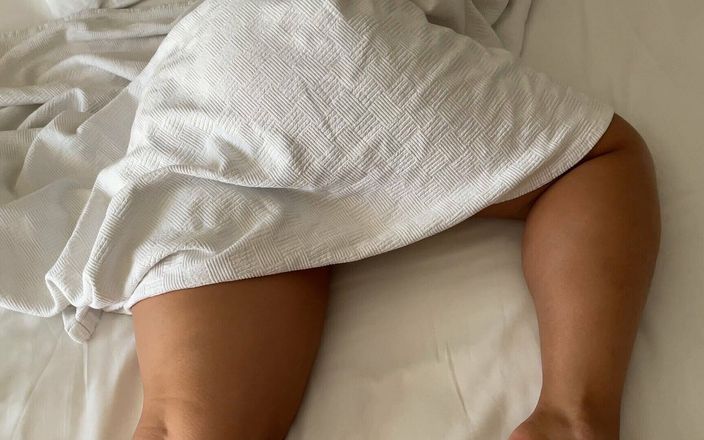 Lux Eva: Mẹ kế và con riêng đang thư giãn trong khách sạn...