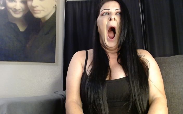 Abby Anna: Une MILF bâille