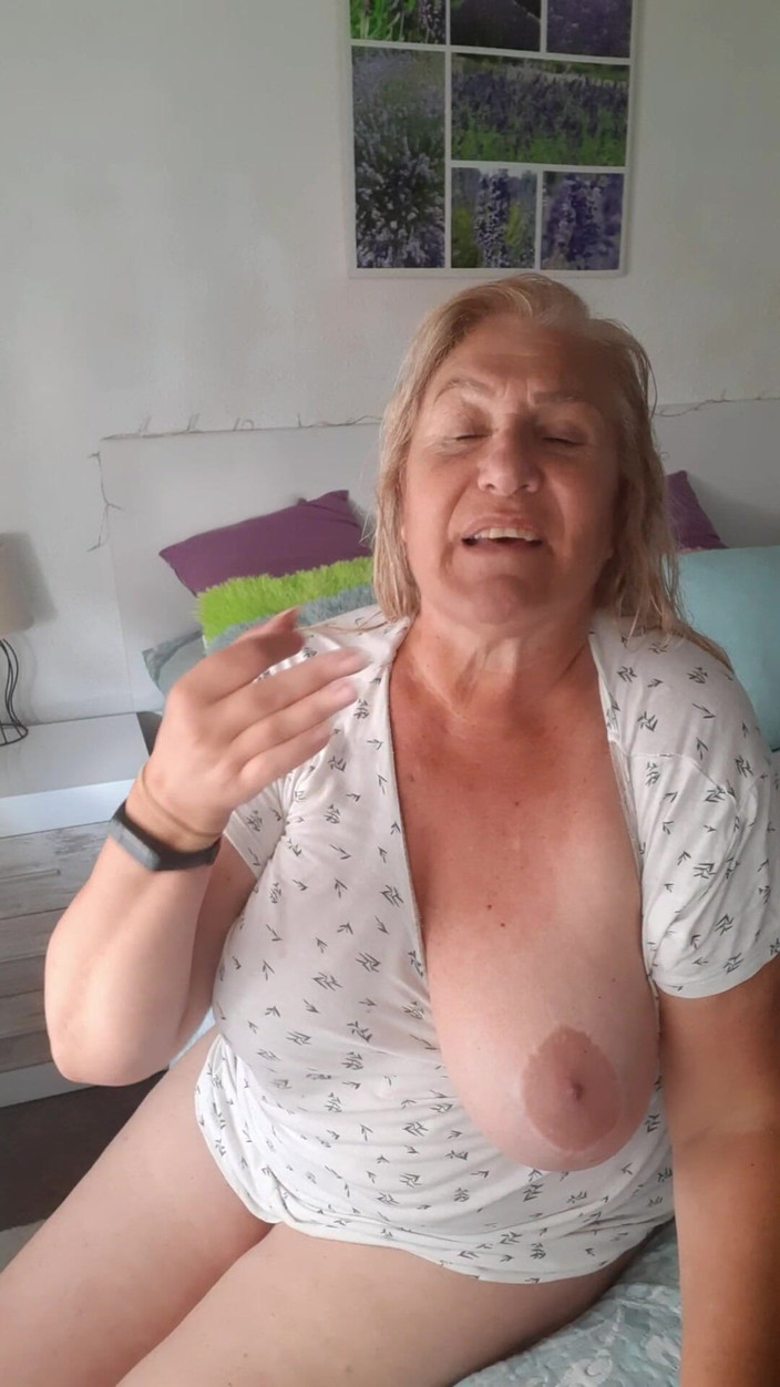 Lady Spain: Fina plaudert, während sie komplett nackt aus der dusche kommt...