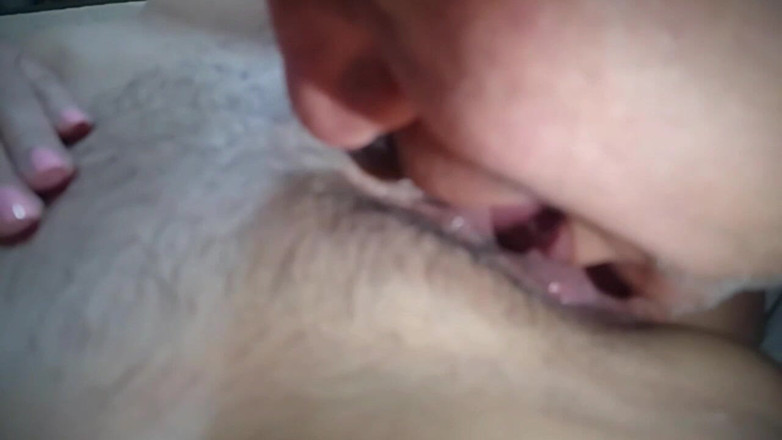 MaturecoupleVe: Ma femme adore se réveiller et se faire bouffer la...