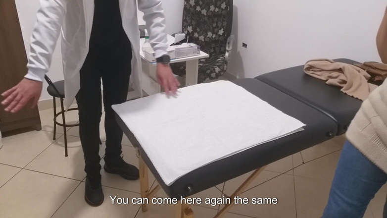 Gabi SweetCouplesStories: 真正的泌尿科医生进行检查并用他的在她的菊花里治愈她