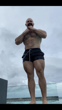 Sexy fuera de la piscina