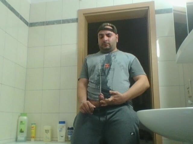 SmokedAlloy2: Dirtyjunkbro pissen in het toilet