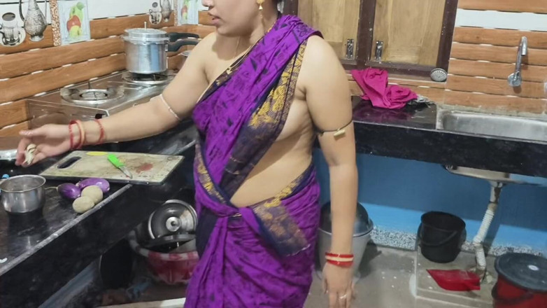 Sona bhabhi: 印度家庭主妇在厨房里被丈夫的朋友狠操