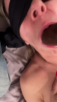 Mi scopa, si spruzza nella mia figa, mi fa dildo nello sperma e mi scopa la bocca con quello