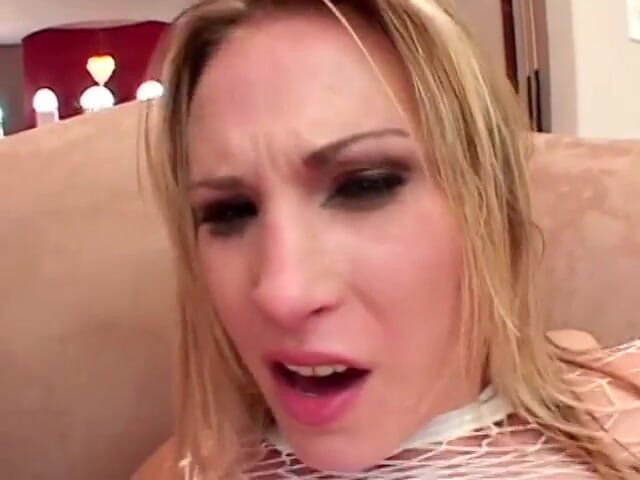 3 Bangers: Une salope blonde se penche pour avoir des grosses bites...