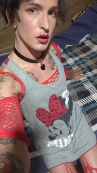 Ragazzo effeminato parlante