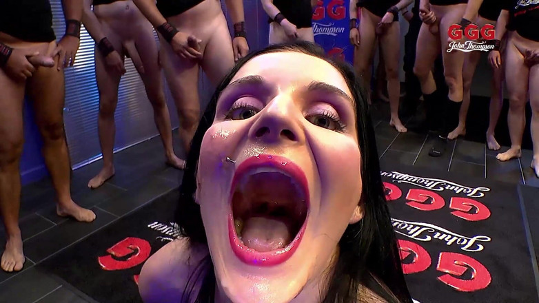 Gang Bang Germany: Ggg John Thompson、エッチなルシアはフェラチオと犯されるのが大好きです
