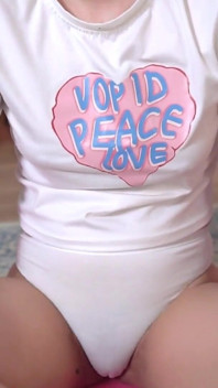 Chica natural con coño peludo hace yoga sexy
