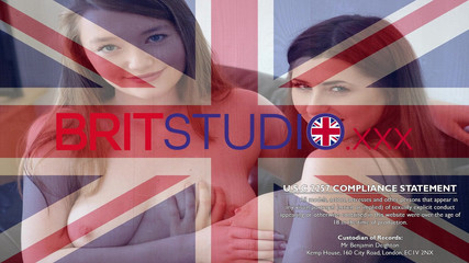 Brit Studio: Seksowna brytyjska nastolatka spada na kolana i bierze twarz po...
