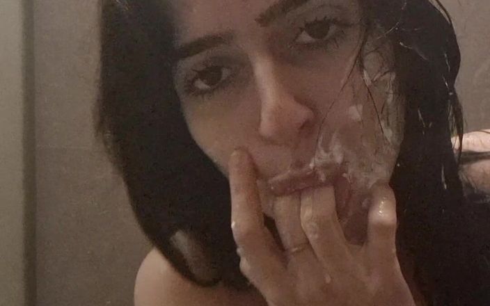 silicone_brunette: Sahnige dusche