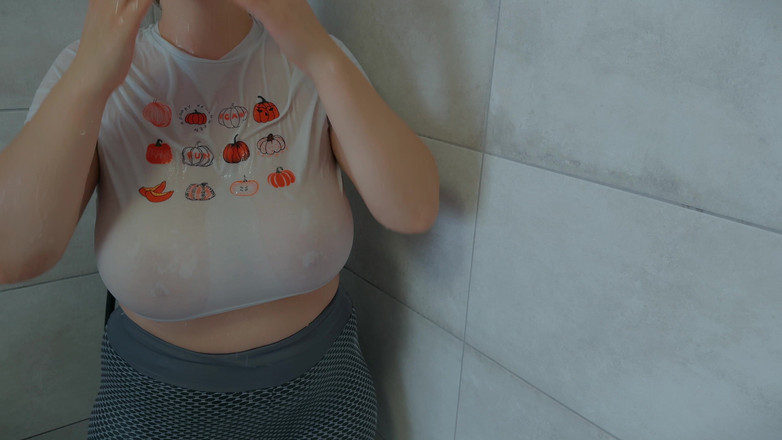 Mrs Wetslavs: Paffuta MILF Con I Vestiti Nella Doccia. Masturbazione in Acqua.