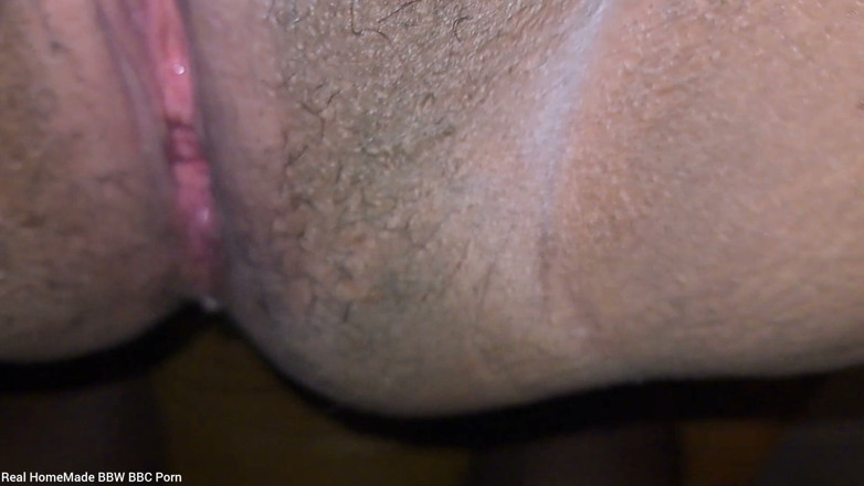 Real homemade BBW BBC porn: Mio marito mi lecca la figa le gambe e la...
