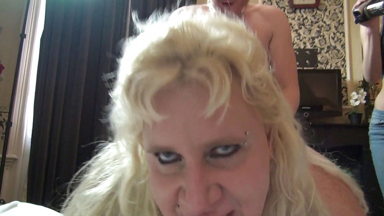 Melody Pleasure: Jewel Xl, son premier mini gangbang