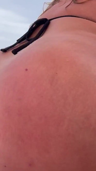Bonnie rose e Pascal white scopano intorno a una piscina in Spagna