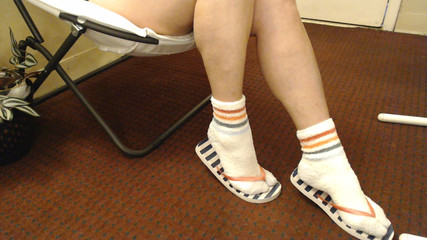 Abby Anna: 柔软的袜子和人字拖。