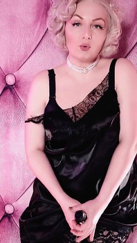 Sexig älskarinna retas av Big Dildo Strap-on ... och bär svarta nylonstrumpor (Arya Grander)