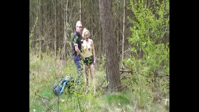 German amateur - 100% German hardcore videos: Шаловливая тинка отсасывает два твердых члена на улице