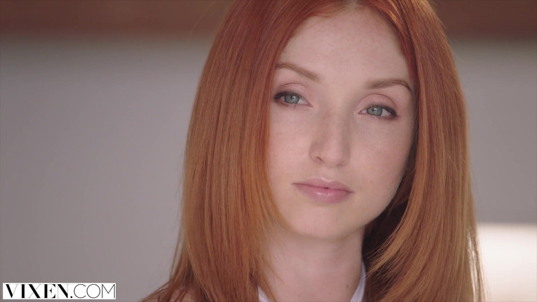 Vixen: La bella assistente vixen scopa il suo capo per alleviare...