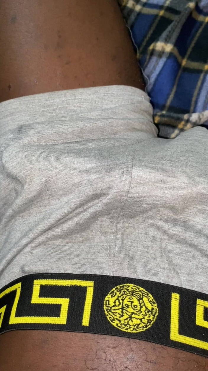 Slimniqqa: Je me suis fait prendre en train de caresser ma...