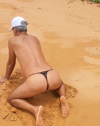 Ladysilvas: Ladysilva crossdresser en culotte sur la plage, cul sexy