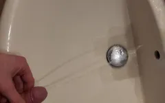Io piscio nel lavandino