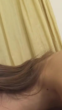 日本人の女の子は、老若男女の男たちに茂みをポンピングさせながら潮吹きします