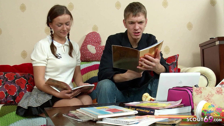 Full porn collection: Remaja kolej miang dikongkek hingga orgasme pertama oleh abang tiri...