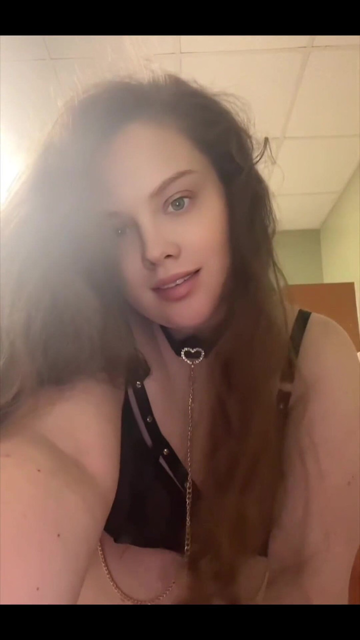 Dirtysecret: Chica mala en descanso en la cama