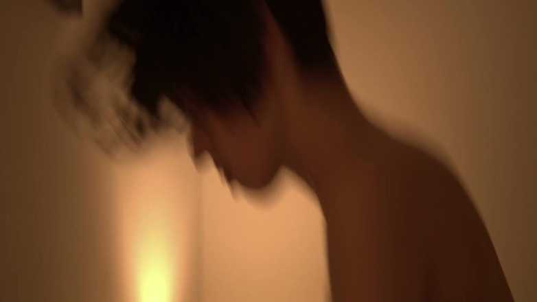 Massage Parlor: Une brune poilue courte rebondit sur la bite bien dure...