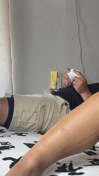 Mijn stiefbroer speelt videogames en ik speel met zijn pik