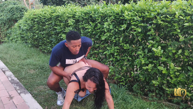 Rioc69: Rioc dan anita pengen banget ngentot, dan kepergok sama mereka...