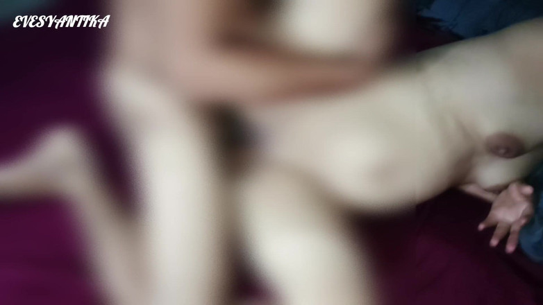 Pasutri indo: Trio, Indonésie. Un homme qui a le béguin