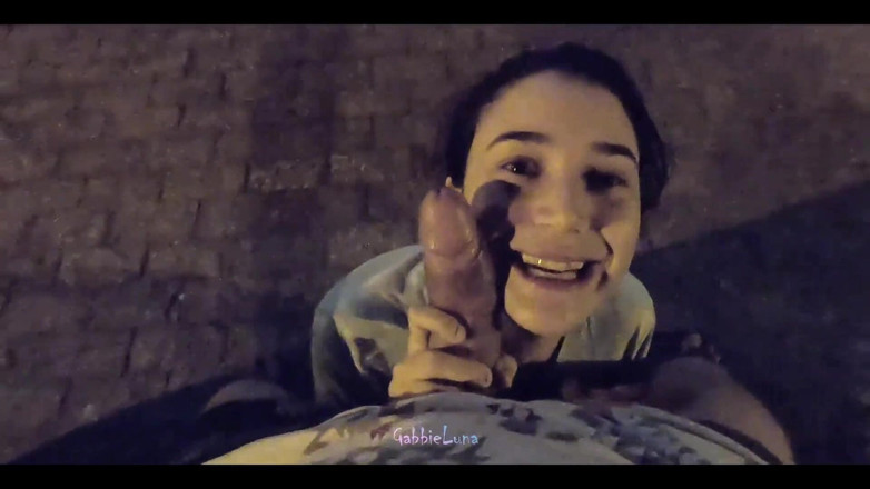 Gabbie Luna: Desayuno en la calle! ¡La perra de 18 años me mama gratis...