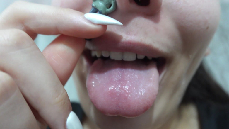 AmayaMori: La mia sorellastra gigantessa mette il fratellastro nel suo naso...