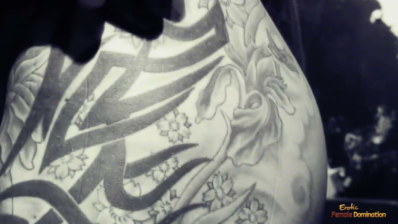 Erotic Female Domination: Saftiges tattoo auf ihrem dicken arsch war wie ein Zielzeichen...