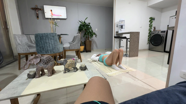 ManuelaAlvarez: Я дивлюся, як моя зведена сестра аматорка з великою дупою займається дуже сексуальними позами йоги, і я збуджуюсь, тому я вирішую засунути в неї весь свій член