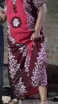 Nevlastní otec mé kamarádky ze školy pracoval doma a já jsem se za ní schoval, chytil jsem ji a měl sex s nevlastním otcem mého přítele.