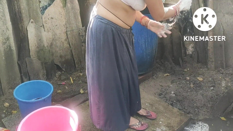 Anita yadav: India esposa en casa bañándose afuera hermoso