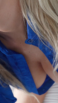 La segretaria bimbo con le tette enormi è la troia dell'ufficio che viene scopata dal capo