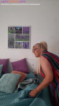 Paní Fina masturbuje se selfie holí, nadrženější než kdy předtím