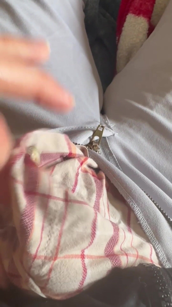 Gay Soldier Stuff: Bir çift beyzbol pantolonuyla mastürbasyon yapıyorum - onbaşıdan ödünç alındı, bu yüzden tüm...