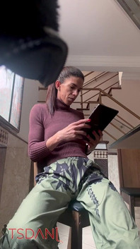 Daniela Santos, femme trans à grosse bite, exhibe son corps à la maison