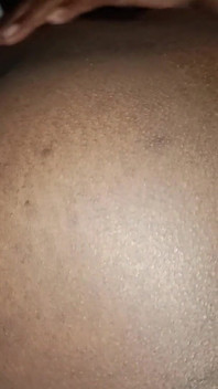 Afrikaanse oppas naast de deur rijdend op mijn zwarte lul en ik overstroomde haar poesje 
