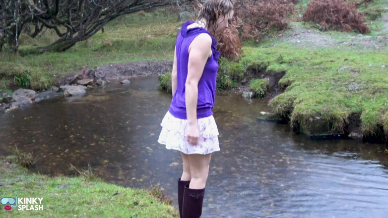 UKCuteGirl Lucy Lauren: Welly Sploshing dalam but dan tiada seluar dalam!